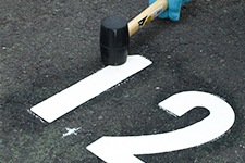 アトムハウスペイント　路面・床面表示材　フロアサイン　【貼り付けタイプ】　ライン黄　５ｃｍＸ５ｍ巻