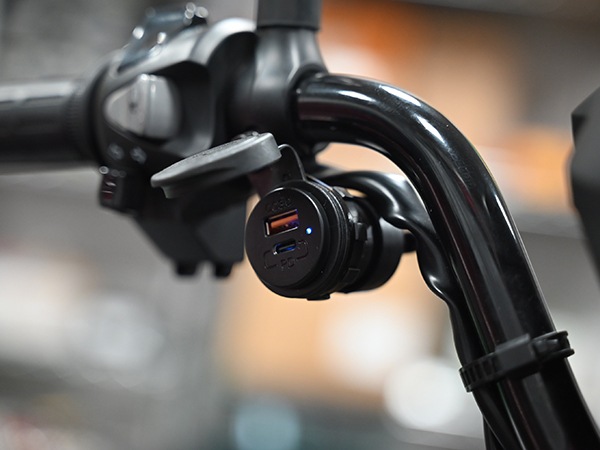 ATOP USB充電器 電源キット スーパーカブ110 クロスカブ110 カプラーオン ポン付け QC3.0 PD対応 最大18W 防滴 LED付き カスタム パーツ