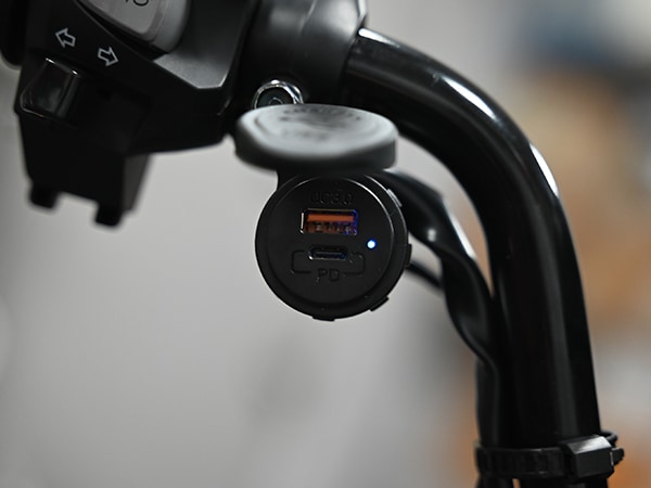 ATOP USB充電器 電源キット スーパーカブ110 クロスカブ110 カプラーオン ポン付け QC3.0 PD対応 最大18W 防滴 LED付き カスタム パーツ