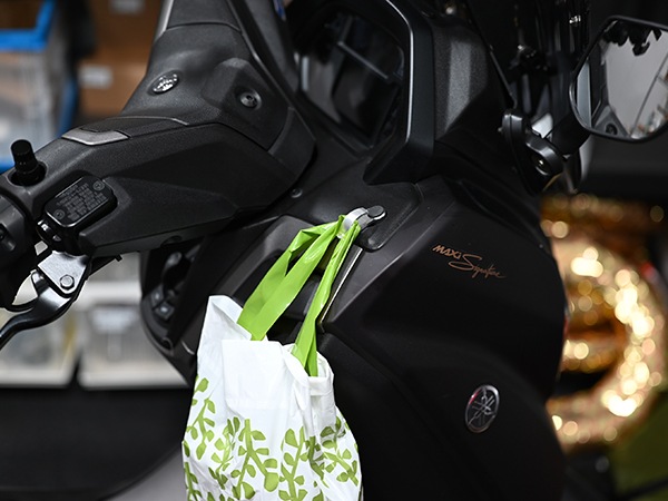 NMAX125/NMAX155 SEL1J SG92J（2025年式）専用 コンビニフック シルバー｜通勤・通学・買い物に便利な荷物掛けフック カスタム パーツ