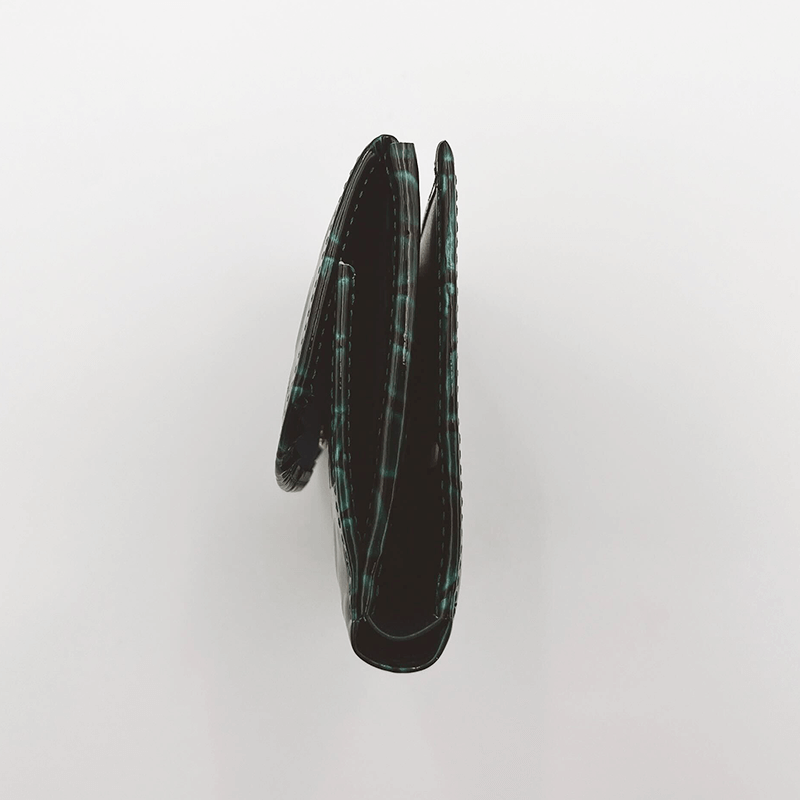 VIA DOAN（ヴィアドアン）ラックスクロコエナメル型押し折り財布グリーン