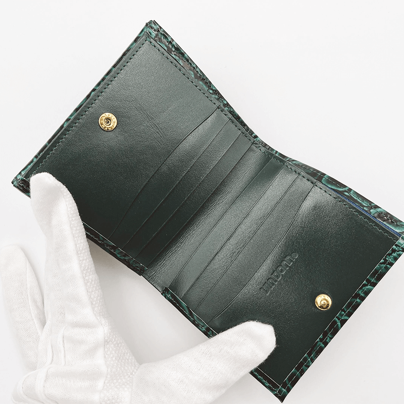 VIA DOAN（ヴィアドアン）ラックスクロコエナメル型押し折り財布グリーン