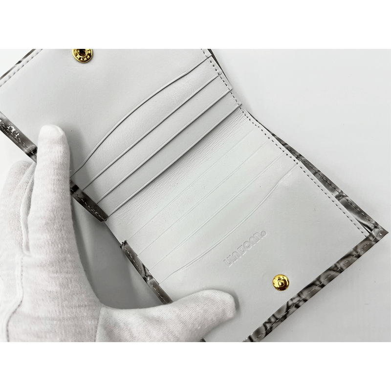 VIA DOAN（ヴィアドアン）ラックスクロコエナメル型押し折り財布グレー