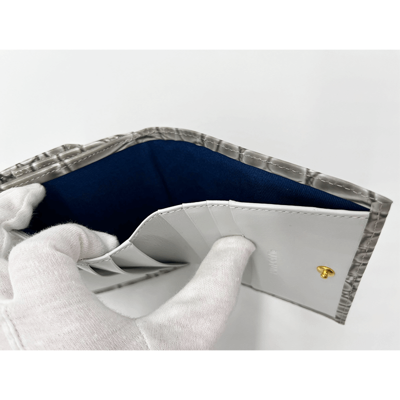 VIA DOAN（ヴィアドアン）ラックスクロコエナメル型押し折り財布グレー