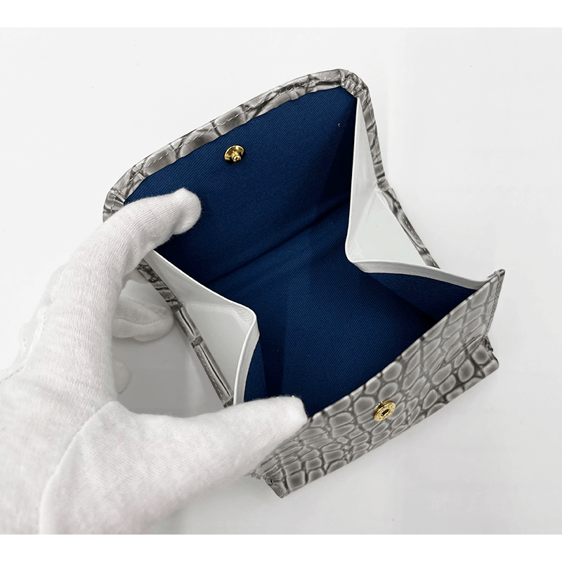 VIA DOAN（ヴィアドアン）ラックスクロコエナメル型押し折り財布グレー