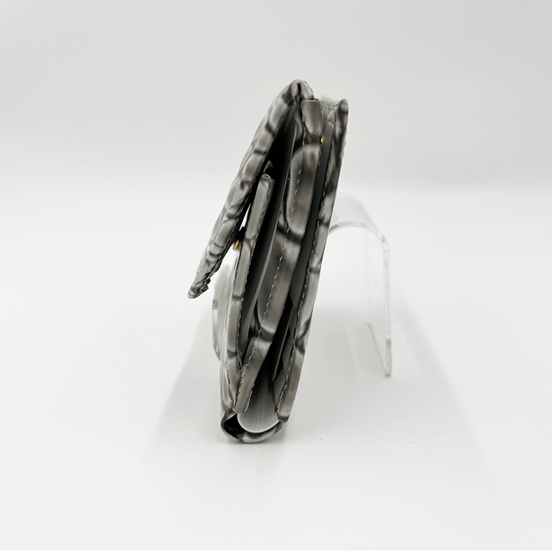 VIA DOAN（ヴィアドアン）ラックスクロコエナメル型押し折り財布グレー