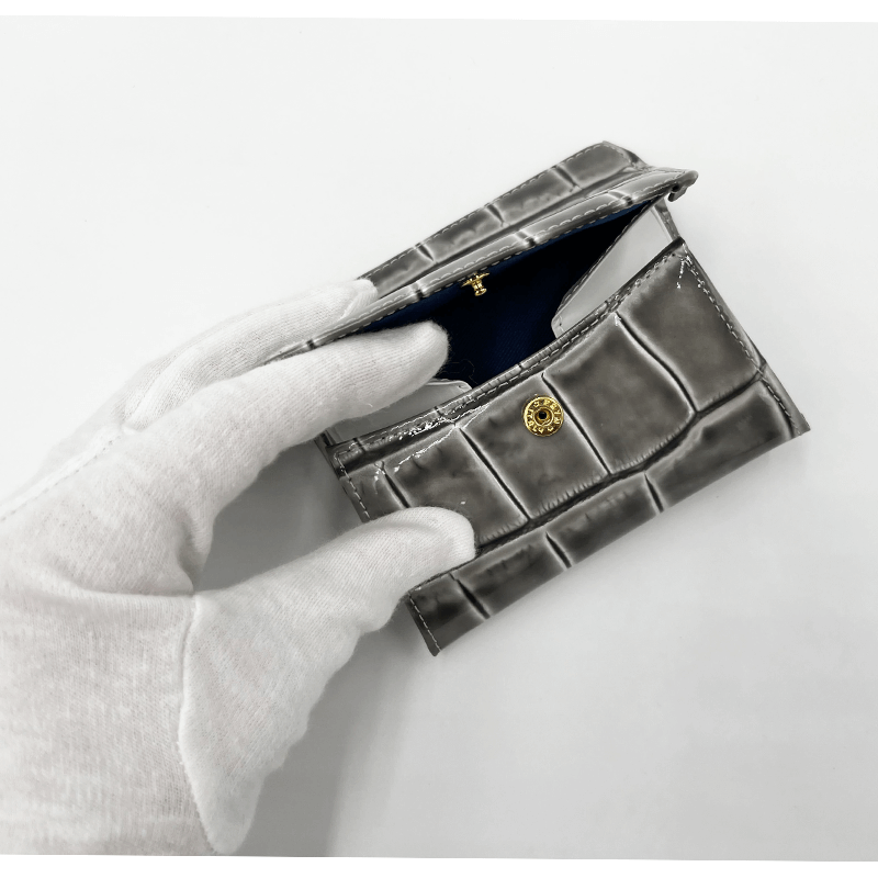 VIA DOAN（ヴィアドアン）ラックスクロコエナメル型押し小銭入れグレー