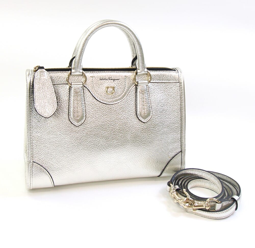 フェラガモ　Ferragamo バック　シルバー　2way フェラガモソフィア 2WAYバッグ 赤 シルバー金具 レディース