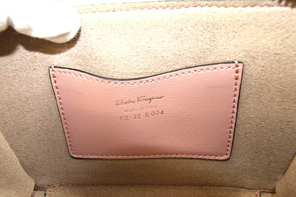 美品　フェラガモ　ヴァラ　22センチ フェラガモ 2WAYハンドバッグ ヴァラ ボウ 22E004 ピンク レザー