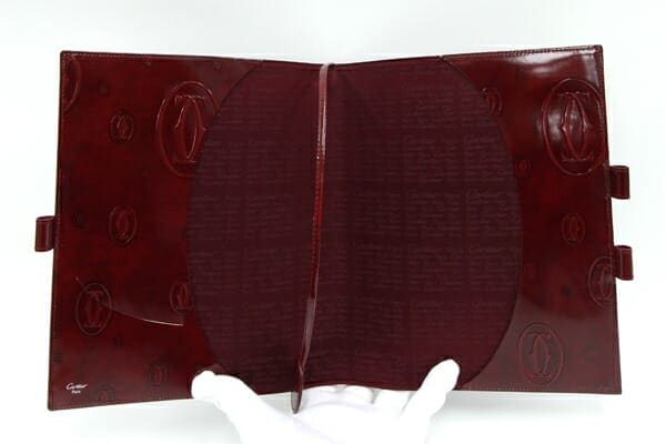 カルティエハッピーバースデーコレクションのレザーカバー限定ノートです。 カルティエ ノートカバー ハッピーバースデー ボルドー エナメル