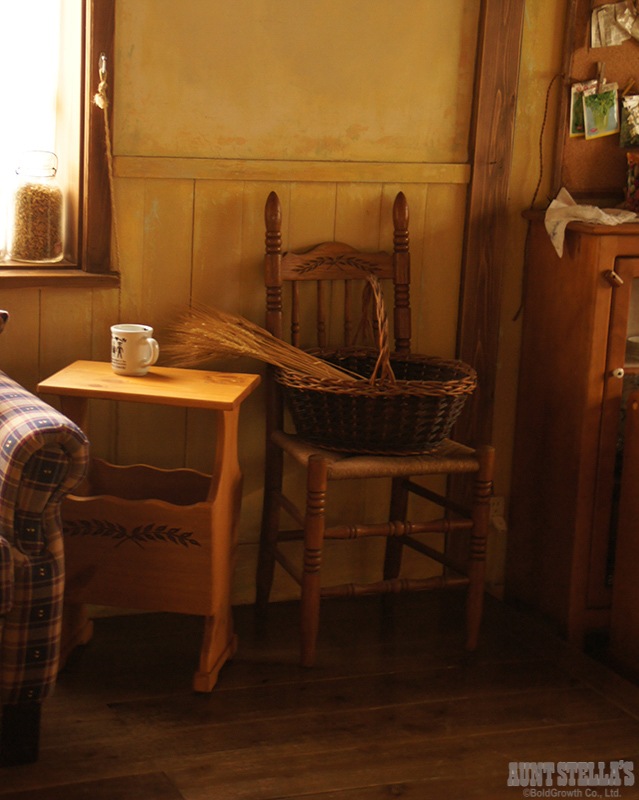 Table With Magazine Stand マガジンスタンド付きテーブル | 小さな