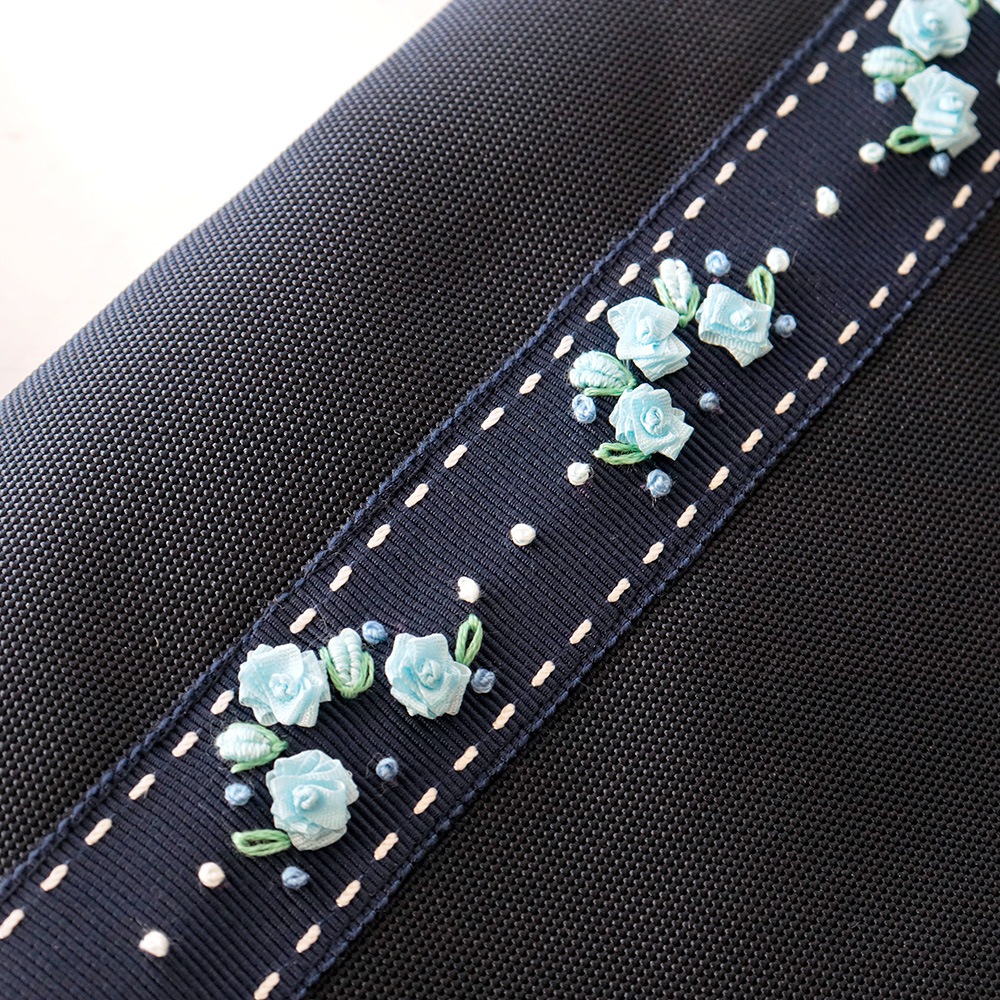 保冷ランチバッグ 手刺繍ブルーローズ をお探しならお受験専門店