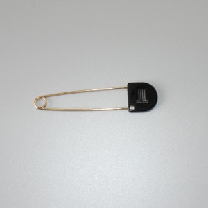 【 LANVIN COLLECTION(ランバン コレクション) 】 アクリルロゴ入りストールピン