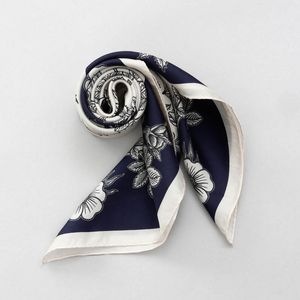 【 V&A（ヴィクトリア・アンド・アルバート ミュージアム）】 モリス柄シルクツイルインクジェットプチスカーフ