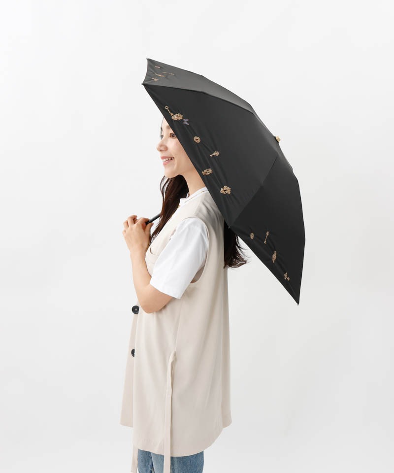 【 Beaurance （ビューランス）】サマーシールド　鍵穴ボーラー刺しゅう晴雨兼用パラソル（折りたたみ）
