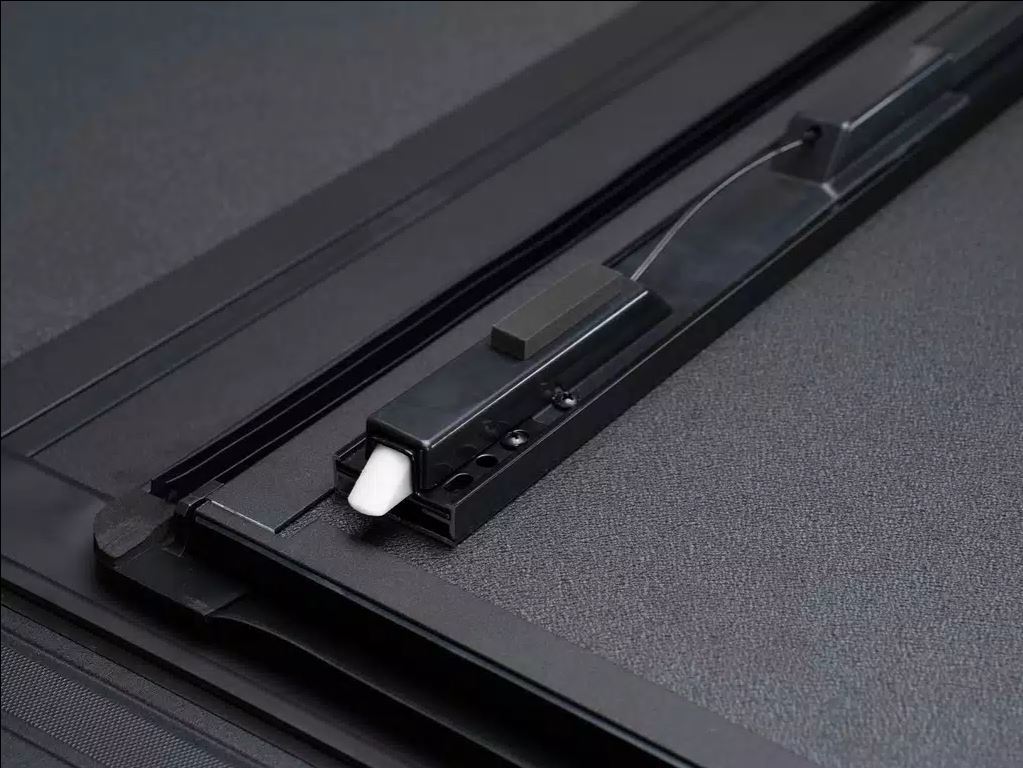 BAK Industries 正規品 BAKFlip F1 トノカバー トヨタ ハイラックス GUN125型に適合 3つ折りタイプトノカバー