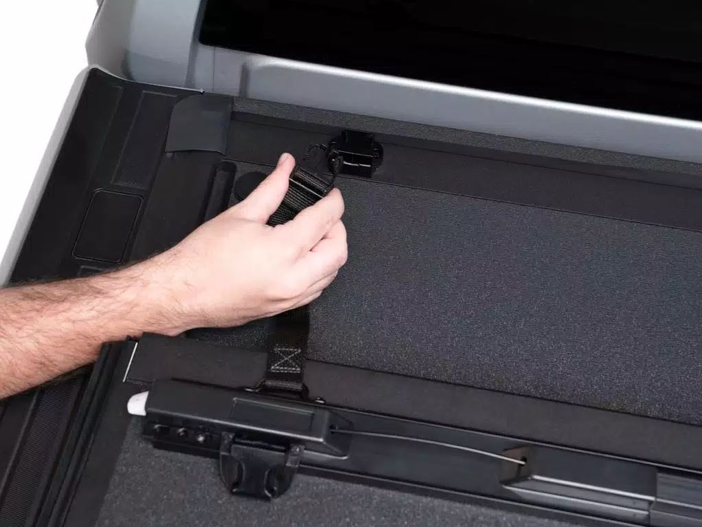 BAK Industries 正規品 BAKFlip F1 トノカバー トヨタ ハイラックス GUN125型に適合 3つ折りタイプトノカバー