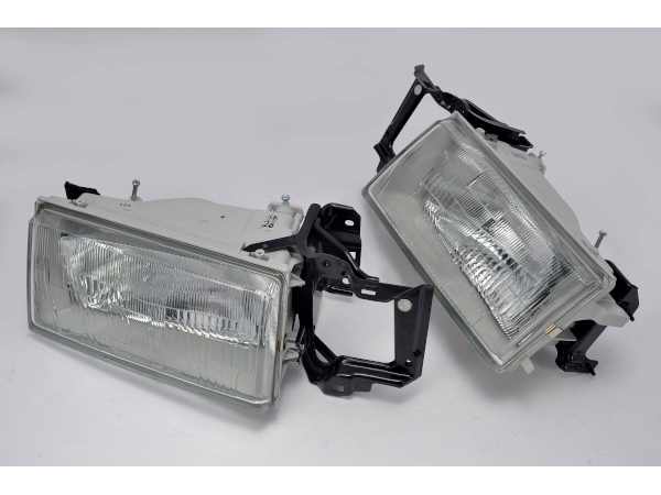 の*こ様 トヨタ AE86 カローラレビン LEVIN後期 ヘッドライト 前から トヨタ 純正 カローラ レビン AE86 後期 ハチロク ヘッドライト ヘッド