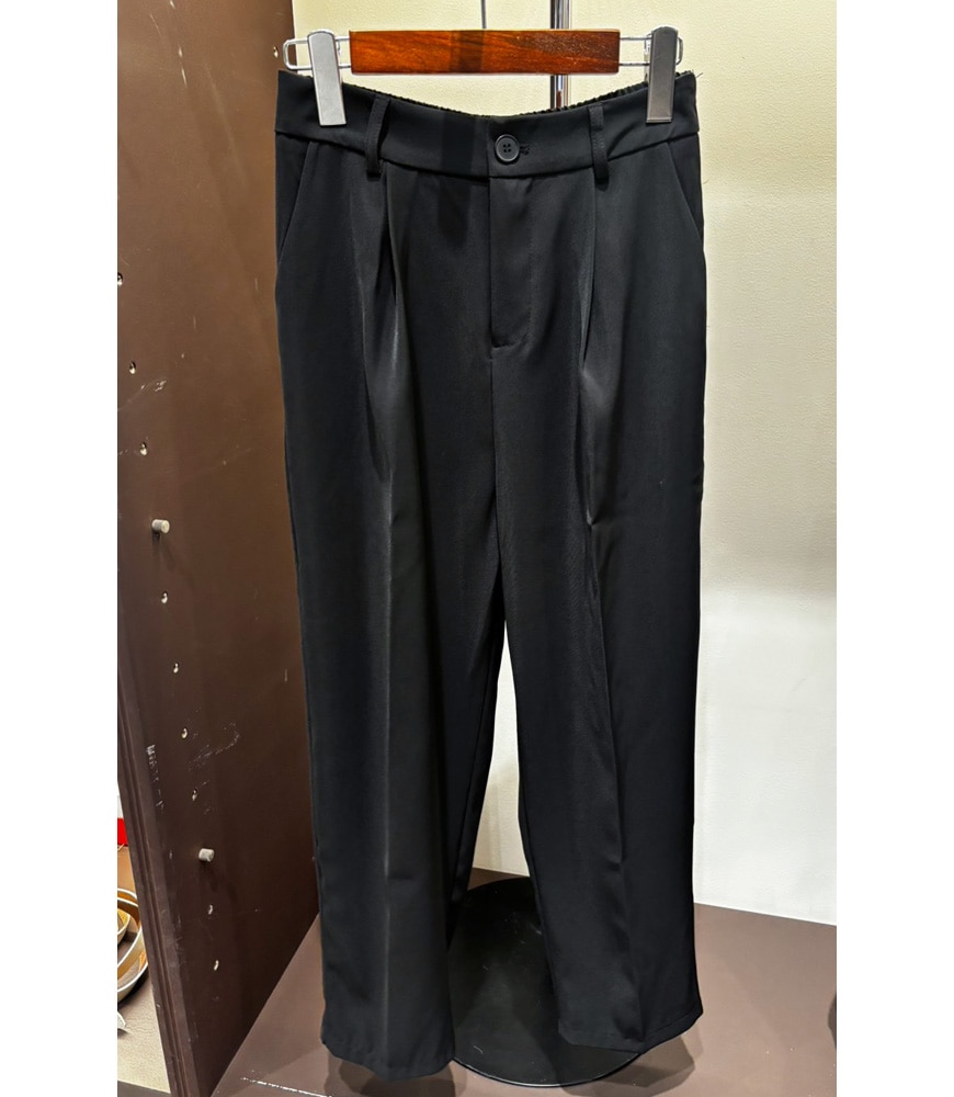 タックテーパードパンツ