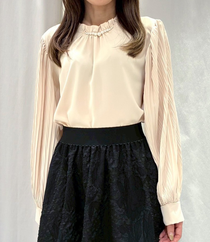 パールネックプリーツ袖ブラウス