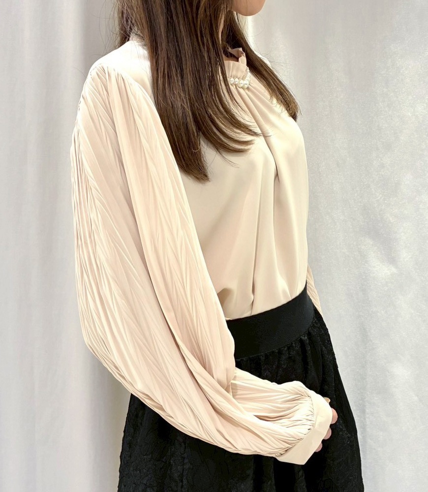 パールネックプリーツ袖ブラウス