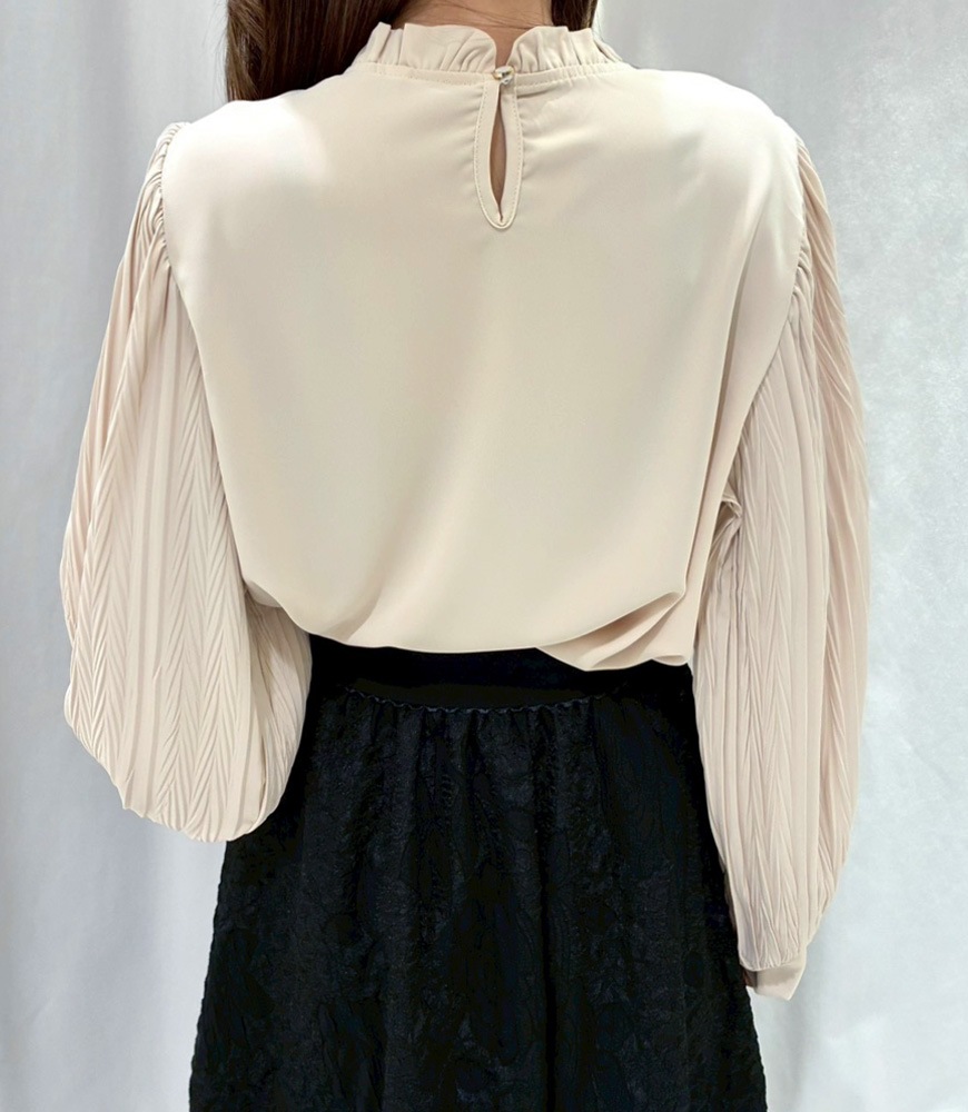 パールネックプリーツ袖ブラウス