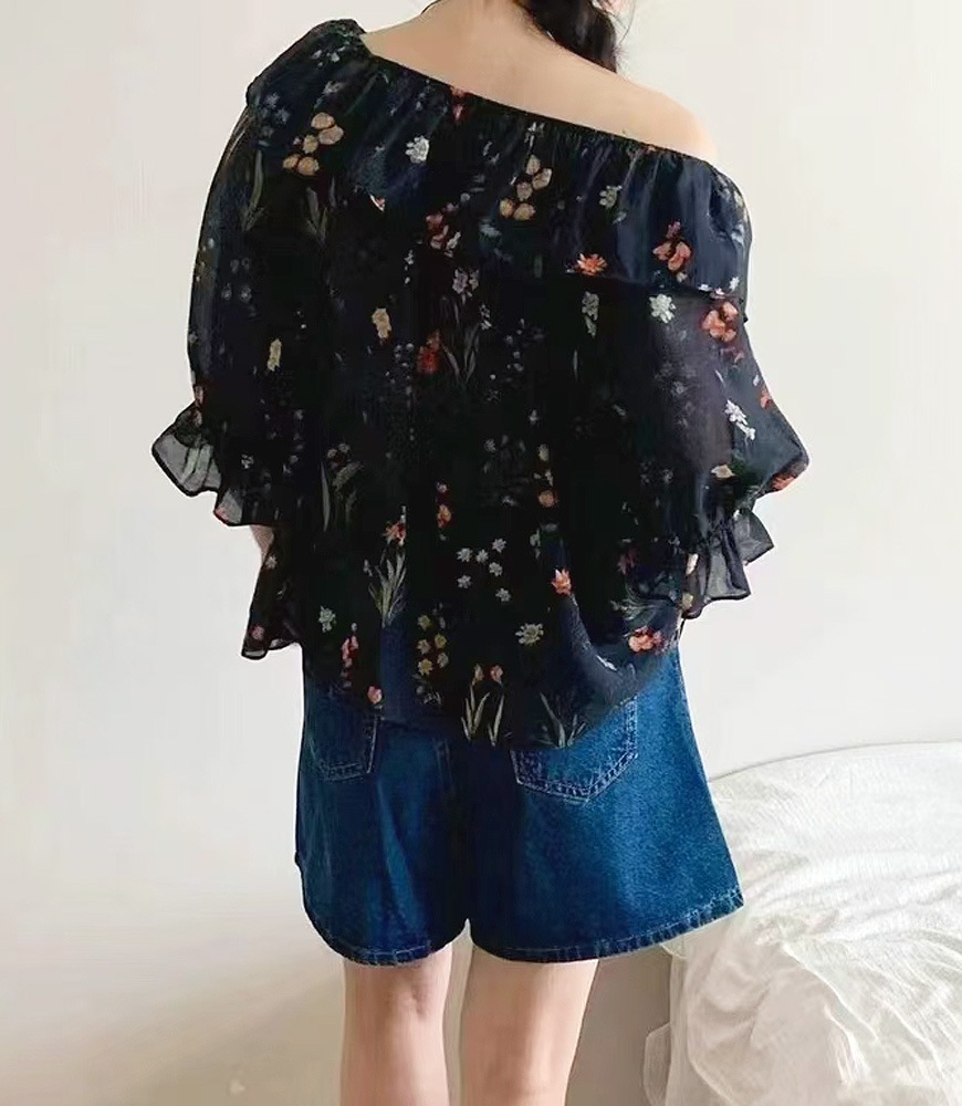 ボタニカル柄フリルブラウス