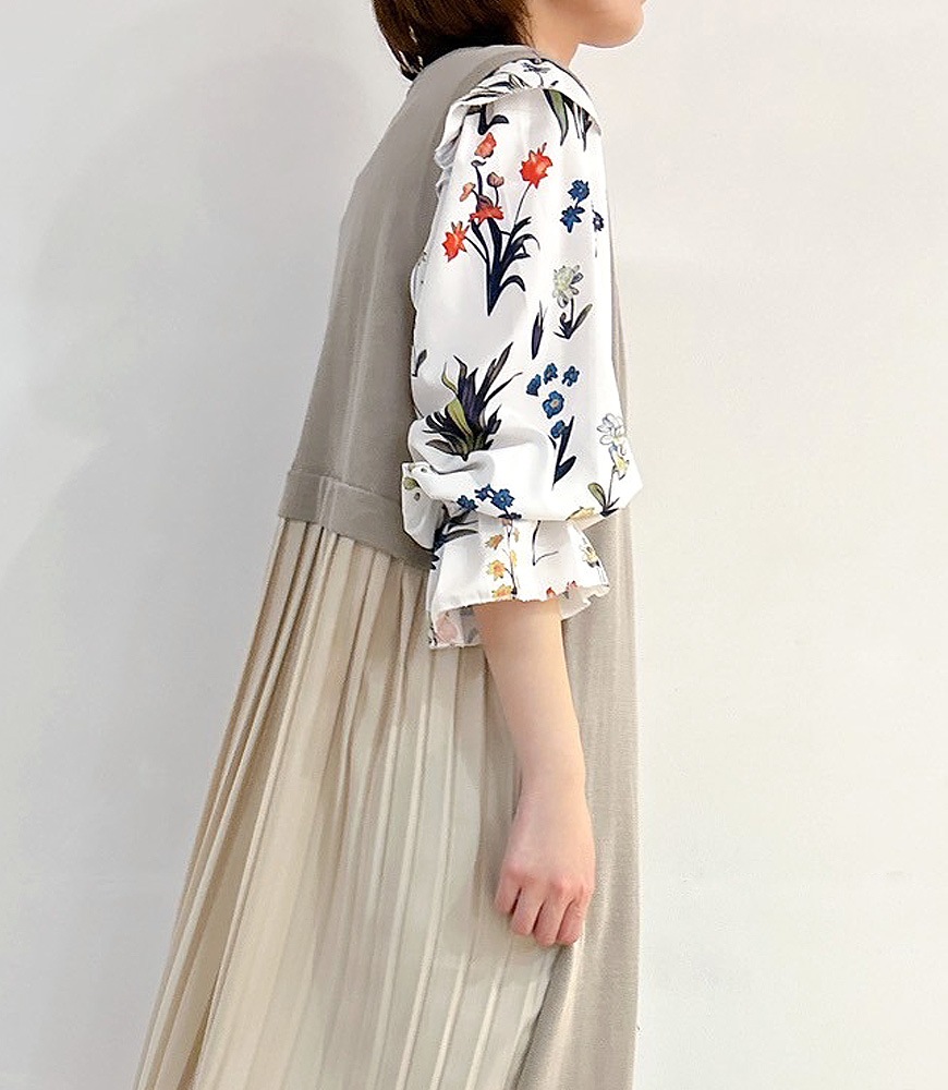 ボタニカル柄フリルブラウス