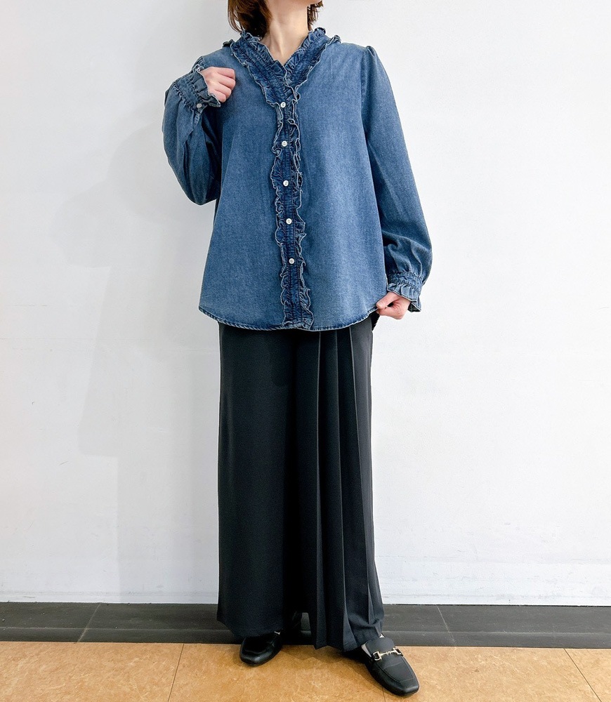 Vネックフリルデニムシャツ