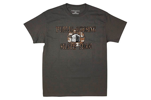 PUBLIC HOUSING SKATE TEAM BRICK LOGO T-SHIRT (CHARCOAL)