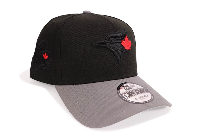 NEW ERA TRONTO BLUE JAYS 9FORTY AF ADJUSTABLE CAP (40TH ANNIVERSARY CUSTOM SIDE PATCH/GREY UNDER VISOR/BLACK CAHRCOAL)