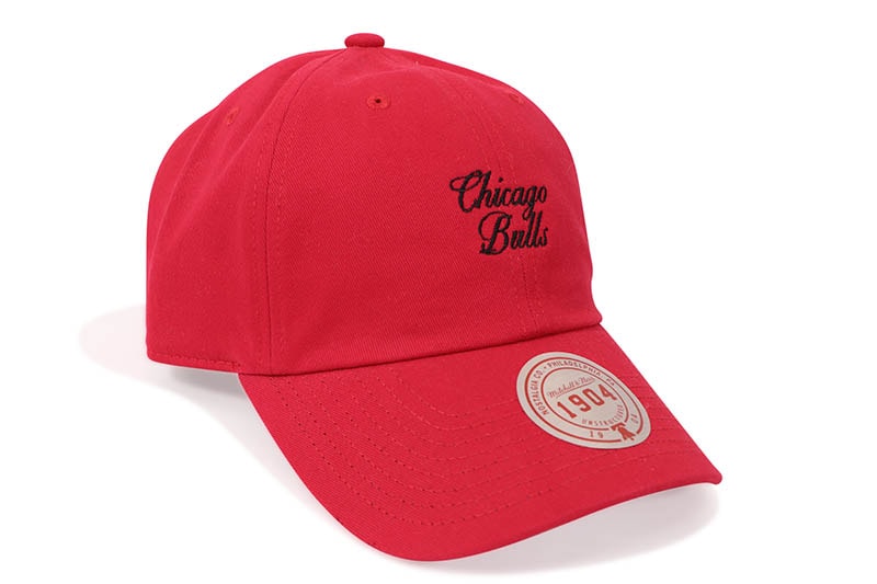MITCHELL & NESSCHICAGO BULLS SCRIPT STRAPBACK ADJUSTABLE HAT