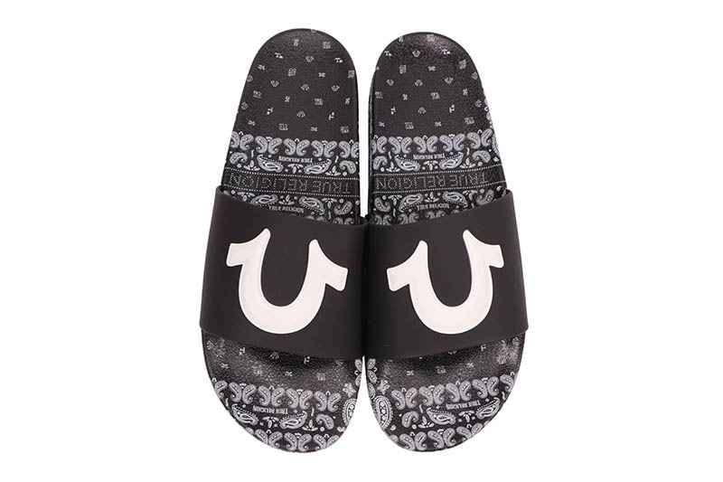 TRUE RELIGION LOGO SLIDE (TR-112P-BL:BLACK PAISLEY)