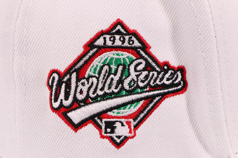 NEW ERA NEW YORK YANKEES APPLE LOGO 9FORTY AF ADJUSTABLE CAP (1996 WORLD SERIES SIDE PATCH/GREY UNDER VISOR/WHITE BLACK)