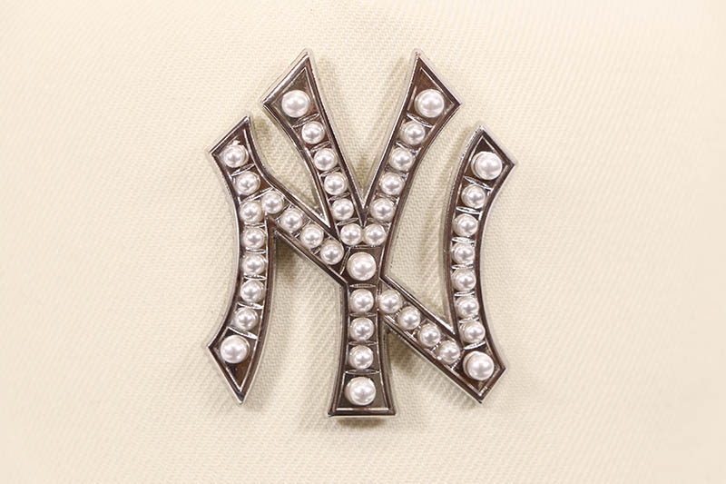 NEW ERA NEW YORK YANKEES PEARL BADGE 9FORTY A-FRAME TRUCKER CAP (BLACK/CROME WHITE) 14744953