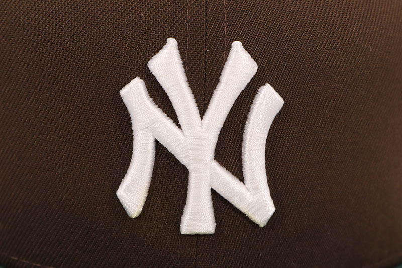 NEW ERA NEW YORK YANKEES 59FIFTY FITTED CAP (CITY SUNRISE SIDE PATCH/GREY UNDER VISOR/WALNUT DARK GREEN) 70971076