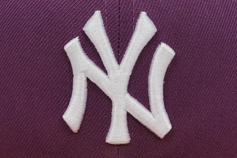 NEW ERA NEW YORK YANKEES 59FIFTY FITTED CAP (2000 WORLD SERIES CUSTOM SIDE PATCH/GREY UNDER VISOR/SPARKLING GRAPE LAVA RED)