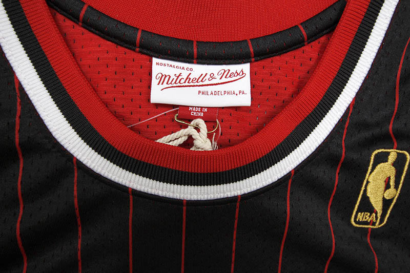 MITCHELL & NESS AUTHENTIC JERSEY (CHICAGO BULLS/ALTERNATE/1996-97/MICHAEL JORDAN)