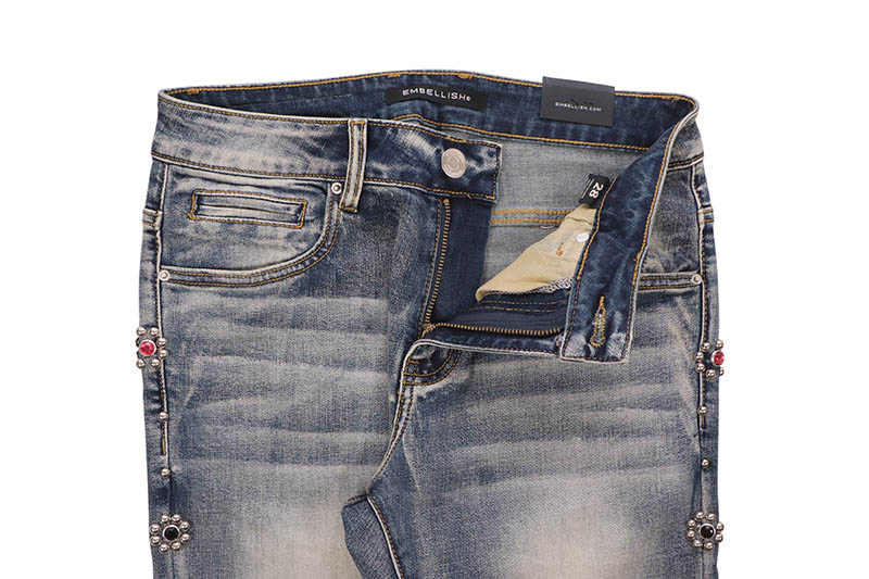EMBELLISH ENAMEL STUDDED STRAIGHT DENIM (EMBSPR24-044:INDIGO 