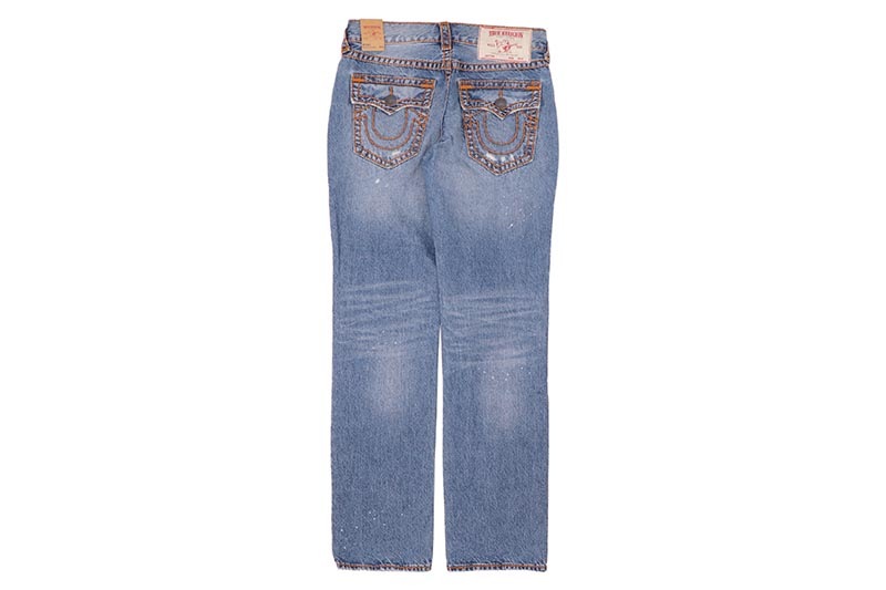 TRUE RELIGION RICKY BEACH SPLATTER DISTRESSED STRAIGHT JEAN (108314:MEDIUM WASH WITH RIPS)
