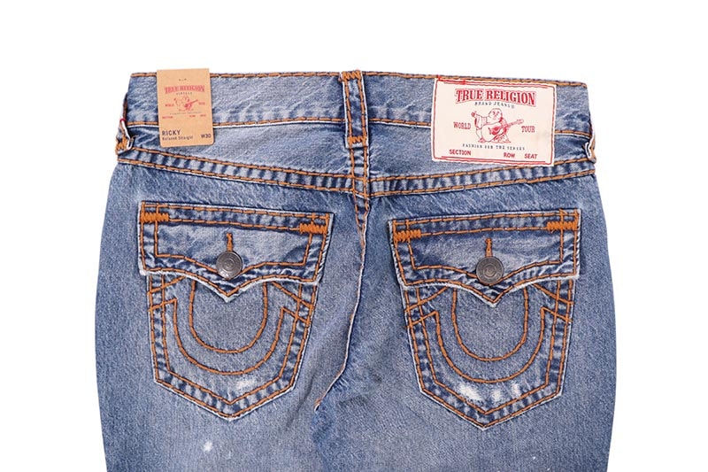 TRUE RELIGION RICKY BEACH SPLATTER DISTRESSED STRAIGHT JEAN (108314:MEDIUM WASH WITH RIPS)