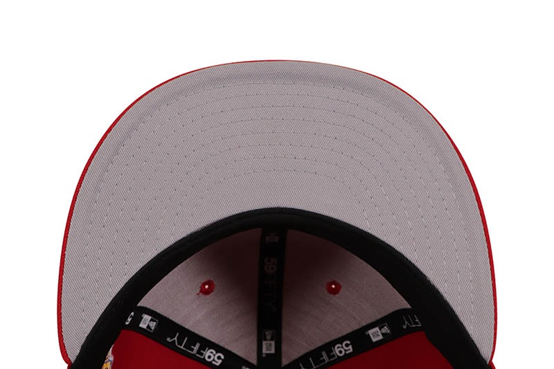 NEW ERA NEW YORK YANKEES 59FIFTY FITTED CAP (1999 WORLD SERIES SIDE PATCH/GREY UNDER VISOR/SCARLET) 70874677