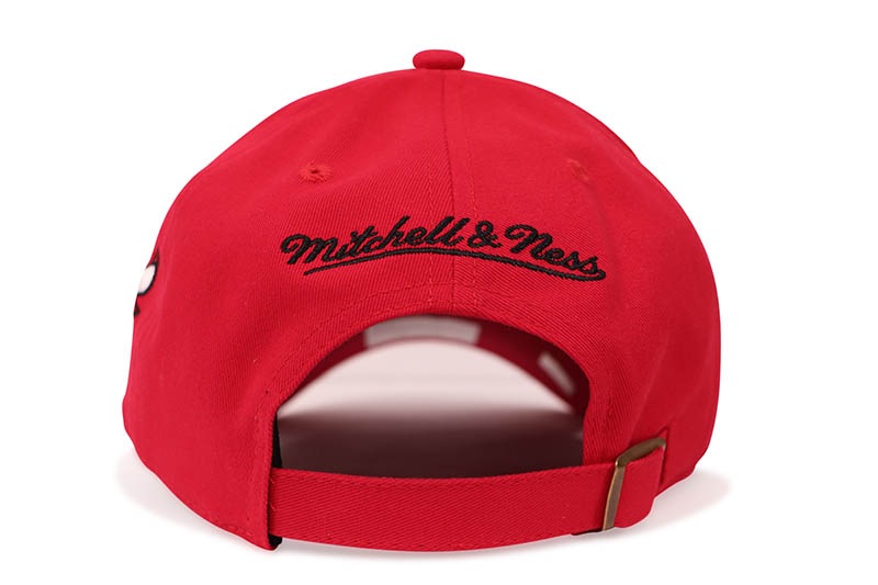 MITCHELL & NESSCHICAGO BULLS SCRIPT STRAPBACK ADJUSTABLE HAT