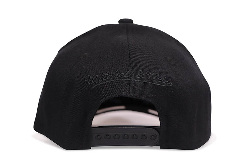 MITCHELL & NESS NEW YORK KNICKS CHAMPIONS TROPHY STRETCH SNAPBACK HAT (HC22295-NYKBLCK:BLACK)
