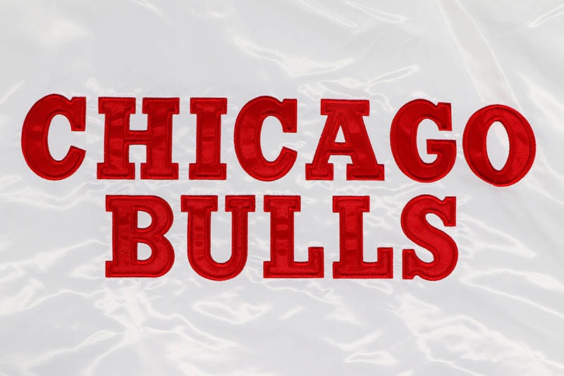 STARTER CHICAGO BULLS VARSITY SATIN FULL-SNAP JACKET (LS230168-CGB:WHITE)