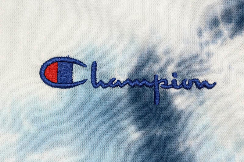 CHAMPION SCRUNCH DYE EMBROIDERED LOGO HOODIE (BLUE)