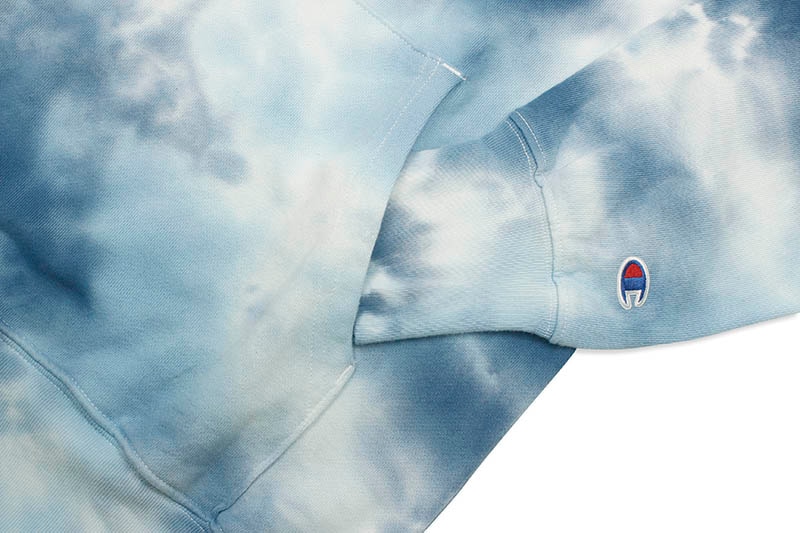 CHAMPION SCRUNCH DYE EMBROIDERED LOGO HOODIE (BLUE)