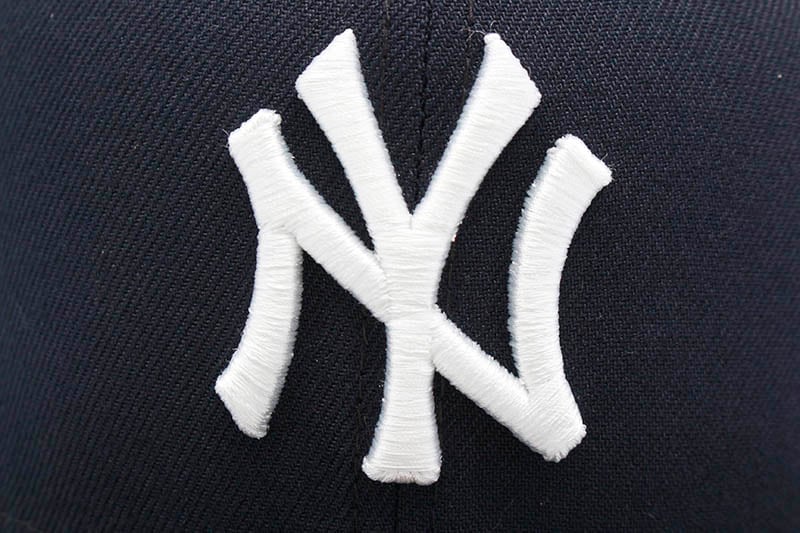 NEW ERA NEW YORK YANKEES 59FIFTY FITTED CAP (PINK UNDER VISOR/NAVY)