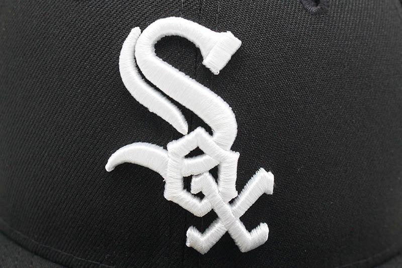 NEW ERA CHICAGO WHITE SOX 59FIFTY FITTED CAP (PINK UNDER VISOR/BLACK)