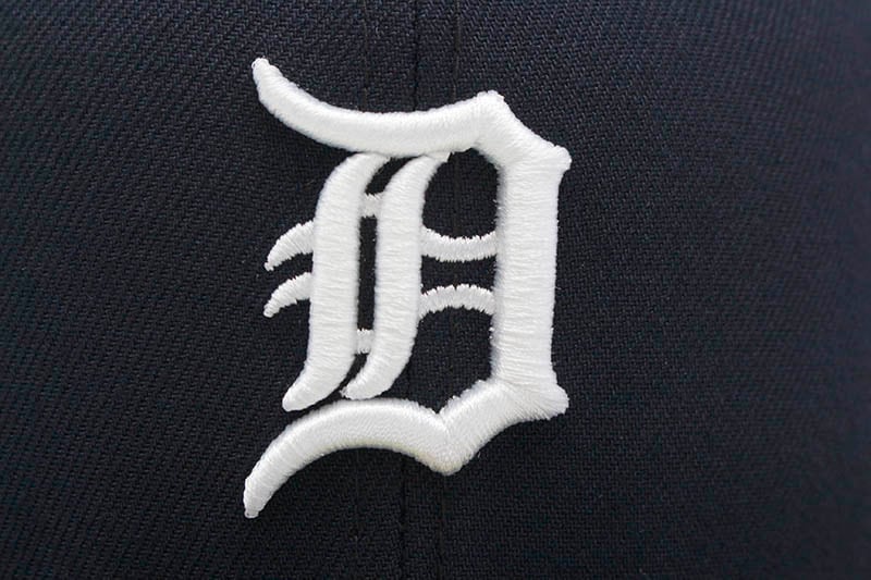 NEW ERA DETROIT TIGERS 59FIFTY FITTED CAP (PINK UNDER VISOR/NAVY)